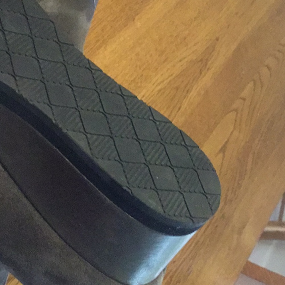 Woman’s Earthies wedge shoes. Size 9.5. Taupe suede. So elegant. - Picture 5 of 6